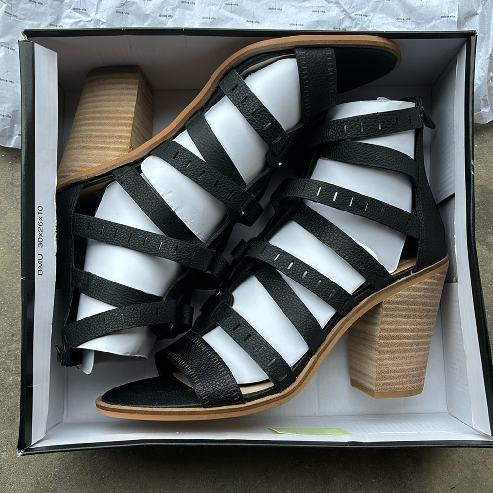 Dolce Vita women’s sandals , black belts with beige heel and bottom !